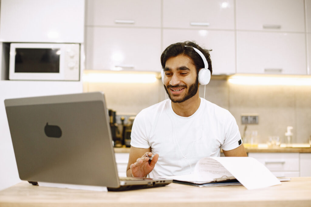 Male student in his kitchen, following an inburgering course.