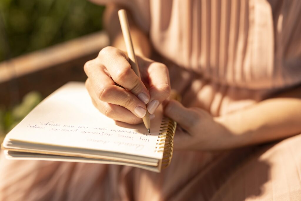 Hand writing basic Dutch grammar rules in notebook