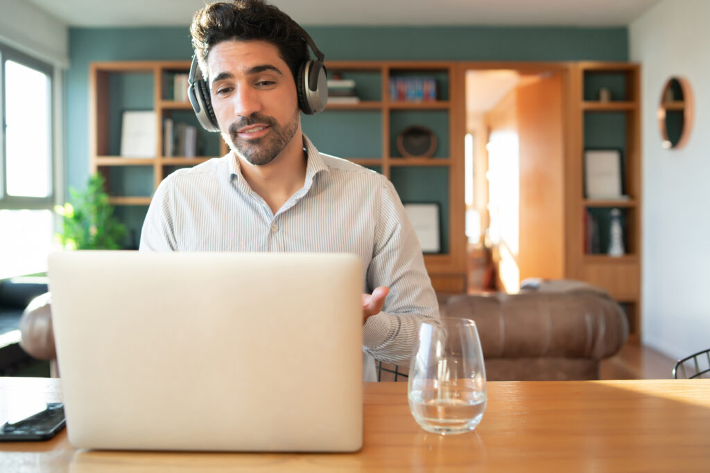 Man with a laptop, following beginner Dutch lessons