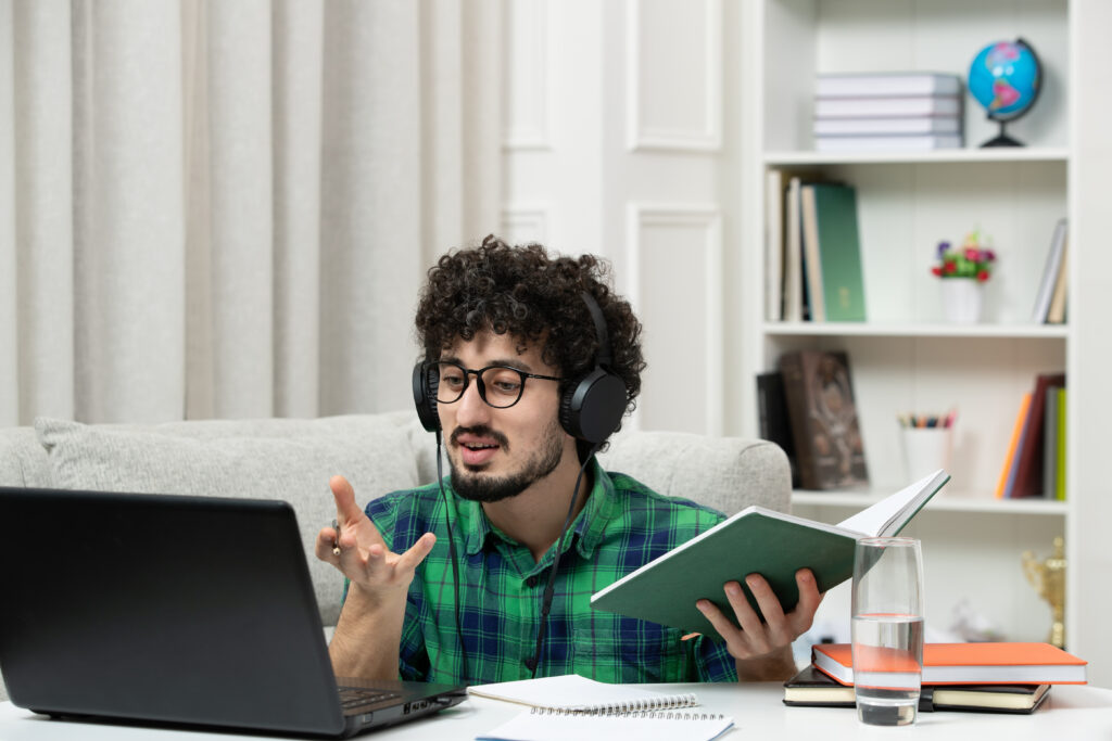 Student attending his Dutch inburgering course online