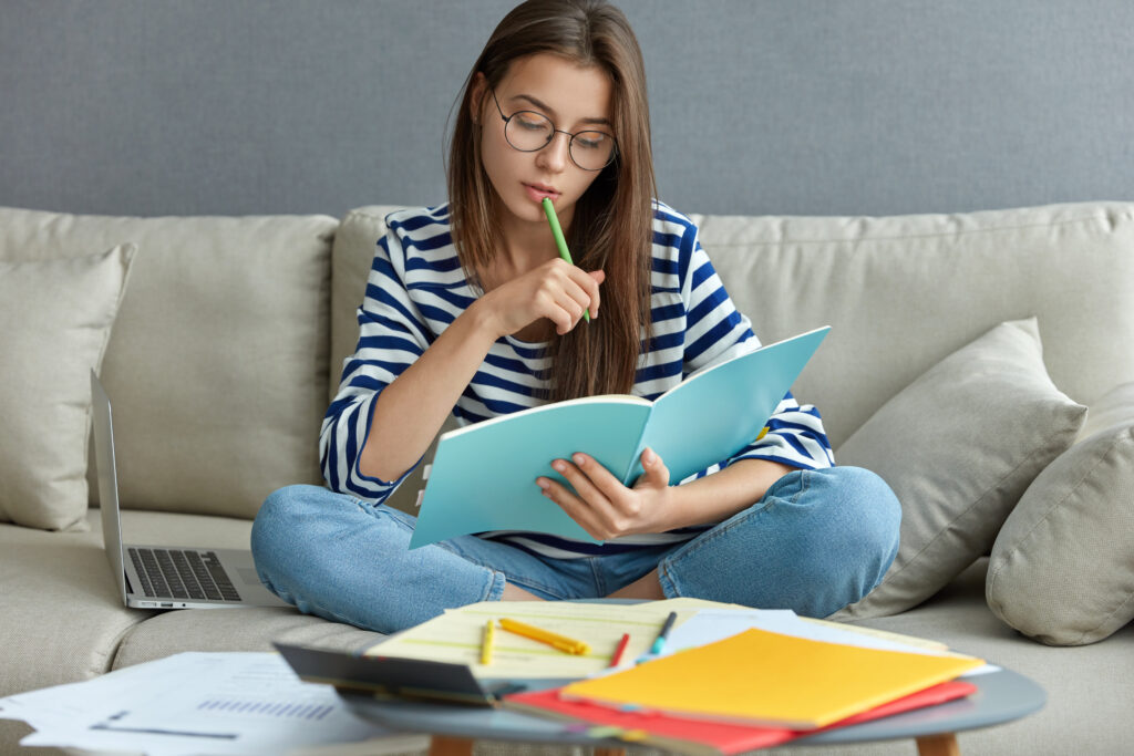 Student learning Dutch articles by heart.