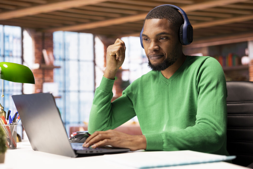 Young man in green sweater following Dutch B1 exam training online.
