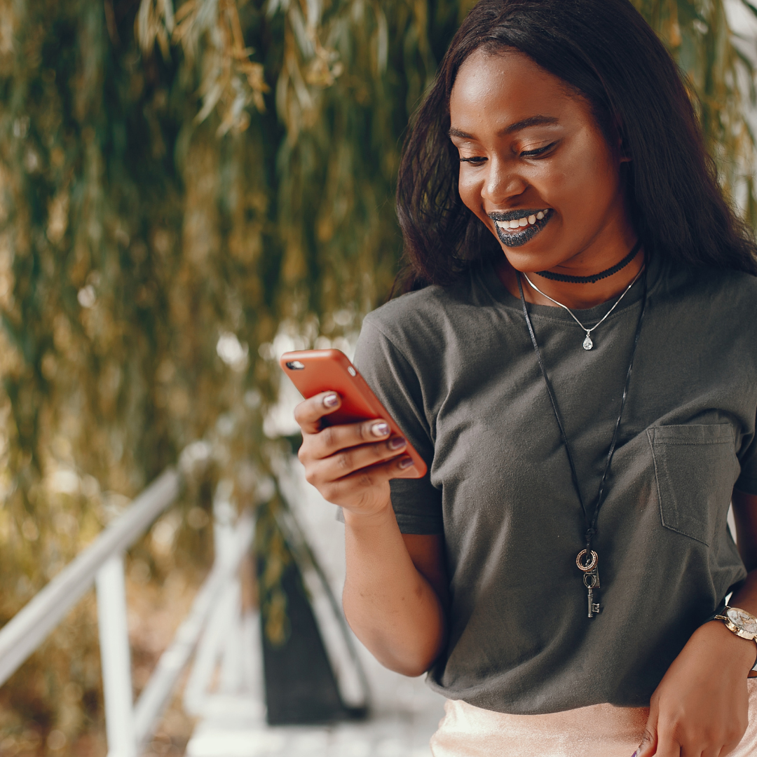 Smiling girl in grey T-shirt about to have a conversation on the Dutch Sprint.
