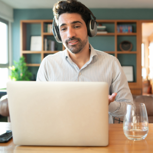 Man behind his laptop, following beginner Dutch lessons.