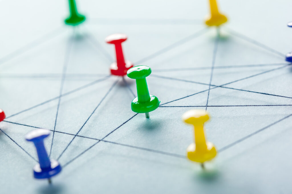 A network of colored thumbtacks that illustrates the connections between different language skills and, with that, the importance of a structured approach to Dutch self-study.
