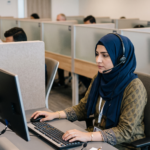 A female expat who is trying to pass her Dutch exams with self-study.