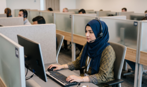 A female expat who is trying to pass her Dutch exams with self-study.