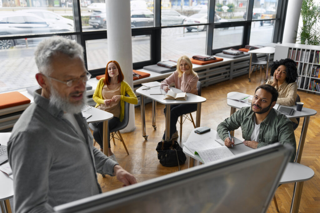 Group of expats learning Dutch in a classroom. In group lessons, the pace, distractions and pressure to keep up with others can make learning Dutch more challenging for people with ADHD, autism or dyslexia.
